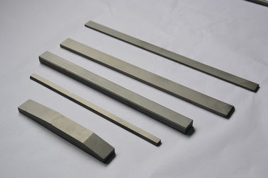 विभिन्न सीमेंटेड टंगस्टन कार्बाइड स्ट्रिप्स लकड़ी और धातु को काटते हैं